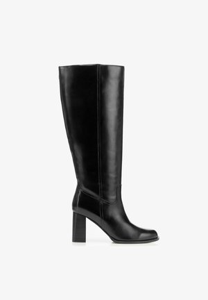 Bota de cuero negra hasta la rodilla con puntera cuadrada y tacón bloque. Textura suave y detalles mínimos de costuras realzan su diseño elegante.