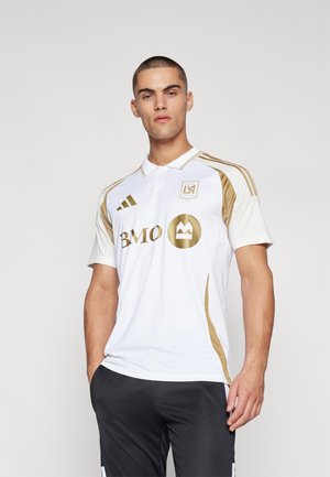 Witte sporttrui met gouden accenten, voorzien van een kraag, korte mouwen en een logo. Soepele textuur met ademende stofpanelen.