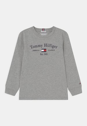 Grå langærmet sweatshirt med rund halsudskæring, med "Tommy Hilfiger American Classics" tryk i marineblå, med logo accenter på ærmerne.