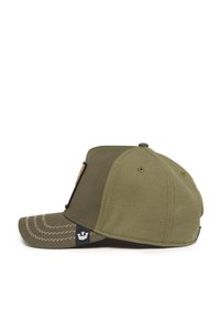 Gorra verde oliva con un diseño estructurado, visera curvada, detalles bordados en la visera y un parche con logo en el costado.