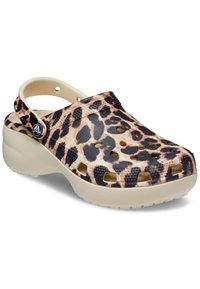 Leopardprint klompen met een zwart en beige kleurenschema, gemaakt van lichtgewicht materiaal, met ventilatiegaten en een achterkantband.