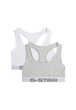 Kaksi racerback-urheiluliiviä, yksi vaaleanharmaa, jossa G-STAR-logo valkoisella nauhalla, toinen yksivärinen valkoinen, asetettu tasaisesti valkoiselle taustalle.