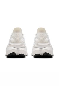 Zapatillas deportivas blancas con parte superior lisa y detalles texturizados, suela gruesa y suela exterior de goma negra, diseñadas para amortiguación y soporte.