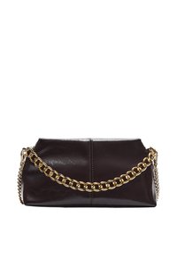 Sac à main en cuir marron foncé avec une anse en chaîne dorée et une texture lisse. Présente une forme rectangulaire et des détails de coutures discrets.