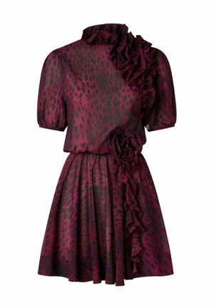 Abito a maniche corte color bordeaux con un motivo a macchie nere. Presenta dettagli arricciati lungo la spalla e il lato, con un design fluido.