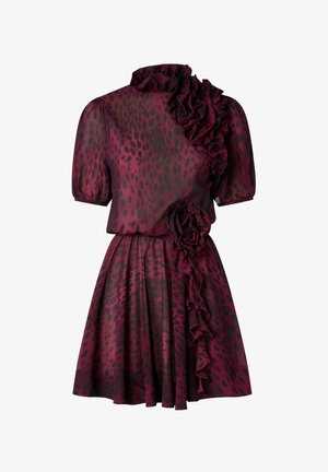 Abito a maniche corte color bordeaux con un motivo a macchie nere. Presenta dettagli arricciati lungo la spalla e il lato, con un design fluido.