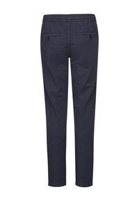 Marineblauwe broeken met een elastische tailleband, rechte pijpen en twee achterzakken met knoopsluitingen. Gladde textuur, minimale accenten.
