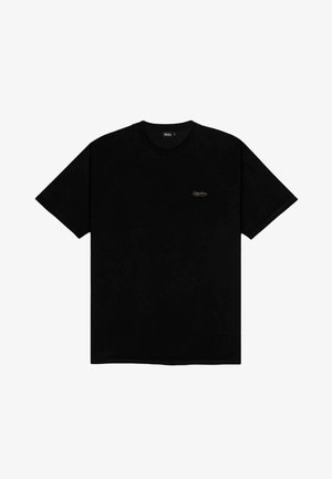 T-shirt noir à manches courtes en coton, avec un col rond et un petit logo doré sur la poitrine gauche.