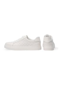 Weiße Ledersneaker mit einem strukturierten Schachbrettmuster an der Seite, runder Zehenbereich, Schnürdesign und einer flachen Gummisohle.