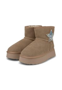 Botas de tobillo de ante marrón con un interior suave, que presentan un destacado acento de estrella azul y plata en el costado y una suela de plataforma gruesa.