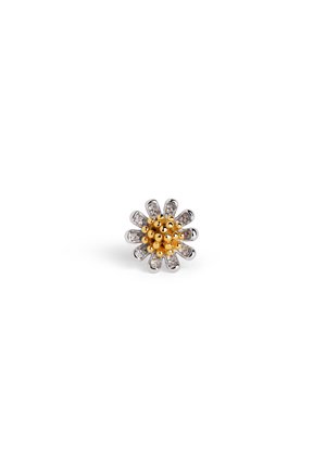 Clou d'oreille métallique en forme de fleur avec des perles centrales dorées et des pétales argentés sur fond blanc.