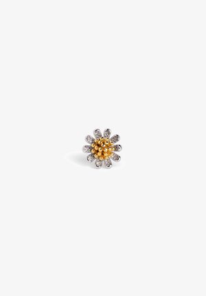Clou d'oreille métallique en forme de fleur avec des perles centrales dorées et des pétales argentés sur fond blanc.