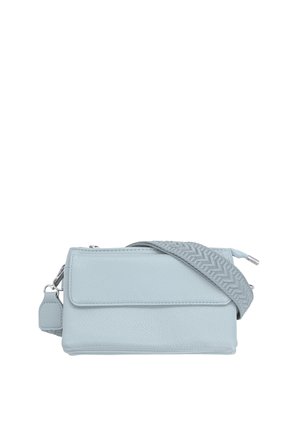Borsa a tracolla in pelle azzurro chiaro texturizzato con patta frontale e ampia tracolla regolabile e decorata.