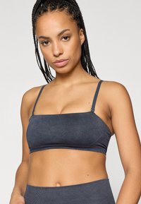 Σκούρο γκρίζο ριγέ μπραλέτ με λεπτές ρυθμιζόμενες τιράντες και τετράγωνη λαιμόκοψη, με λεία ύφανση και εφαρμοστή σχεδίαση.