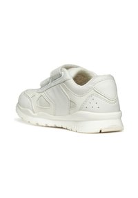 Zapatilla blanca con parte superior de cuero y malla, con cinta de velcro, puntera redondeada y lados texturizados. Suela de goma con pequeños agujeros de ventilación.