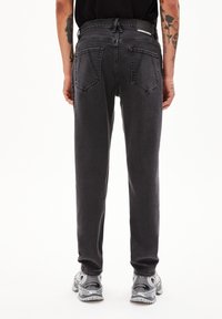 ARMEDANGELS AARJO TARPA - Vaqueros tapered - smoked
