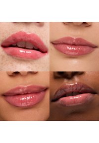 Quatre gros plans de lèvres dans différentes teintes de rose. Texture glossy, forme lisse, et subtiles variations de pigmentation et de plénitude.