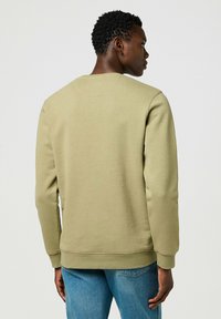 Wrangler LONG SLEEVE SIGN OFF CREW FOR REGULAR FIT - Felpa - aloe