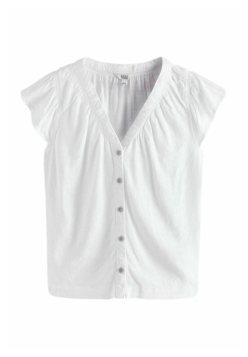 Blouse blanche à manches courtes avec encolure en V, détails froncés aux épaules et cinq boutons devant, posée à plat sur un fond blanc.