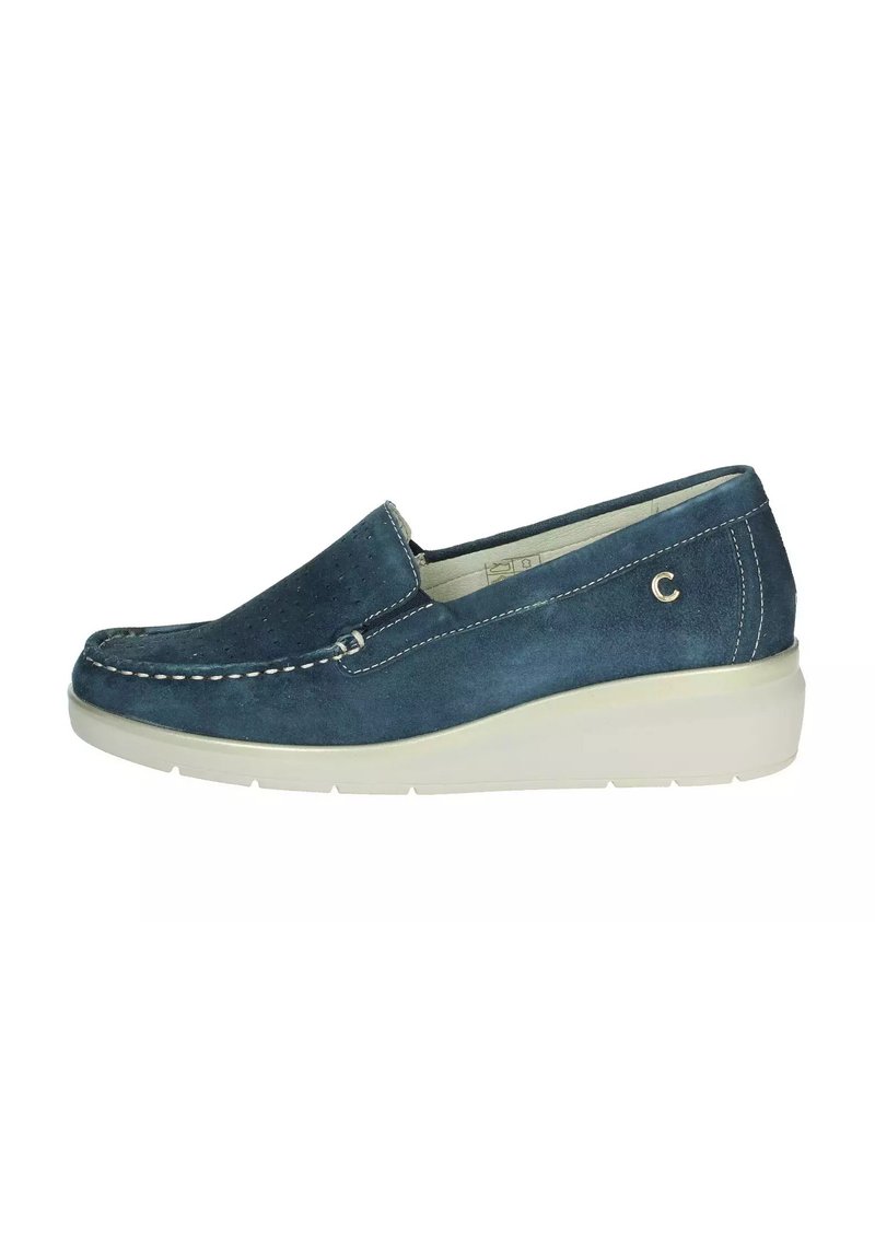 Scarpa slip-on in pelle scamosciata blu con cuciture bianche, suola bassa e piattaforma, e un piccolo accento metallico sul lato. Texture liscia, design casual.