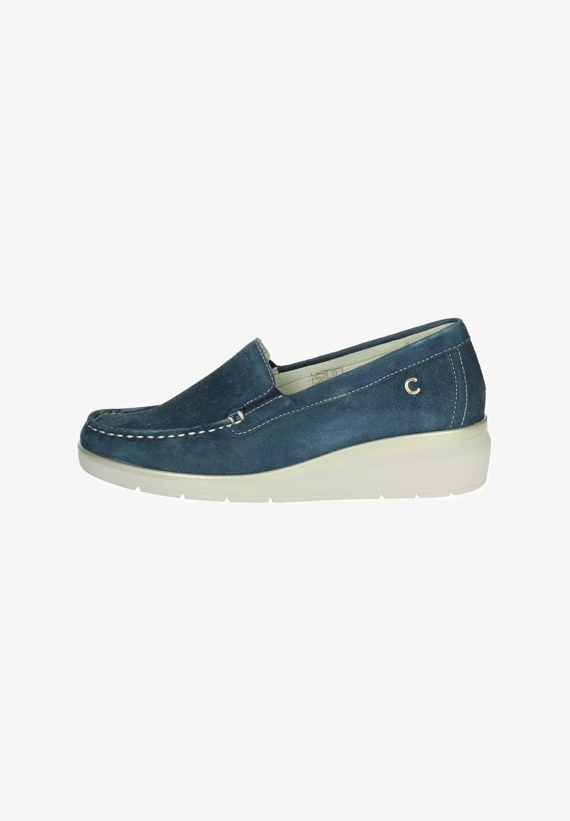 Scarpa slip-on in pelle scamosciata blu con cuciture bianche, suola bassa e piattaforma, e un piccolo accento metallico sul lato. Texture liscia, design casual.