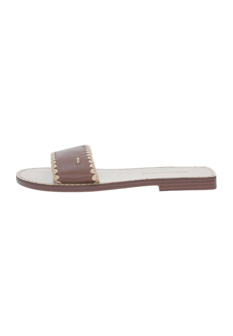 Sandal in pelle marrone con una larga fascia caratterizzata da cuciture decorative, suola piatta e discreto dettaglio del marchio. Accenti testurizzati visibili.