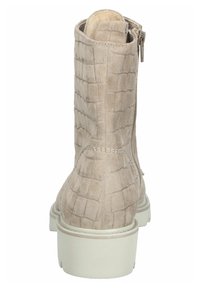 Bottine en simili cuir beige avec texture crocodile, bout rond, fermeture éclair sur le côté et semelle plate blanche.