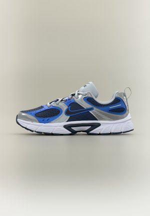 Nike Sportswear, V5 RNR LACE UNISEX - Sneakers laag - blue eclipse/racer blue/wolf grey/white/grey fog