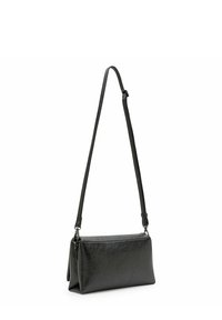 Borsa a spalla in pelle nera con una lunga tracolla regolabile, forma rettangolare, texture liscia e chiusura a zip sulla parte superiore.