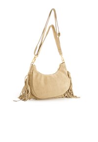 Beige suède schoudertas met lange kwastaccenten, rondvorm en goudkleurige hardware. Voorzien van een verstelbare schouderband voor veelzijdigheid.