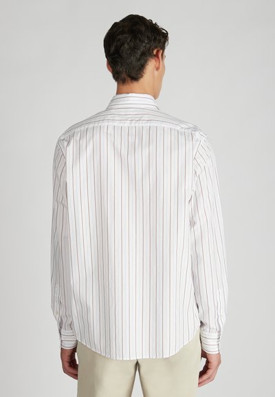 Camicia bianca a maniche lunghe con bottoni, a righe verticali sottili rosse. Presenta un colletto, maniche con polsini e un orlo curvato.