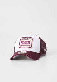 Weinrot-weißes Cap mit ausgeblichenem Schirm, ausgestattet mit einem Patch, auf dem steht "Buffalo, NY, New Era Established 1920" und Netzseitenpaneelen.