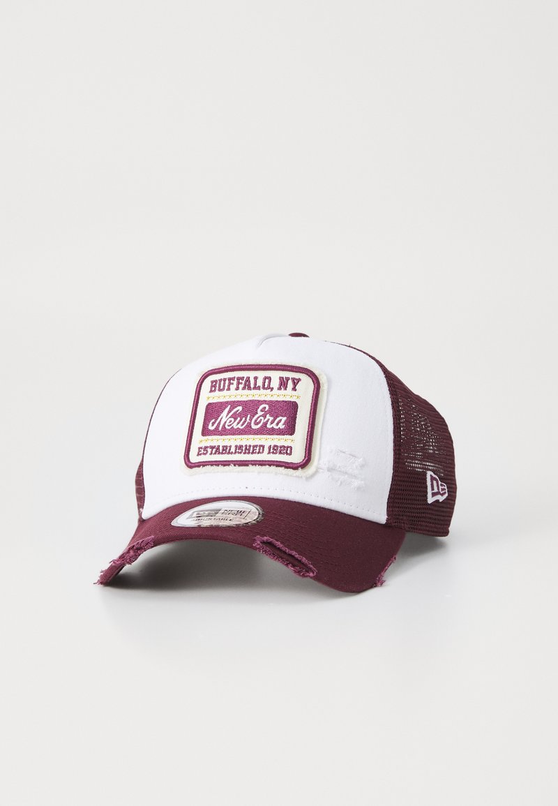 Tamna crvena i bijela kapa sa istrošenim rubom, s patchom na kojem piše "Buffalo, NY, New Era Established 1920" i mrežastim bočnim panelima.