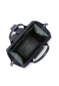 Borsa in pelle blu navy con doppi manici e accessori in argento. L'interno presenta una fodera grigia, due scomparti e tasche per l'organizzazione.