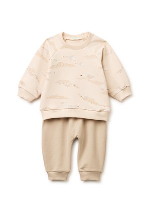 Beige babyset met een top met lange mouwen met vogels- en wolkenpatronen, gecombineerd met effen beige broek met omgeslagen zomen.