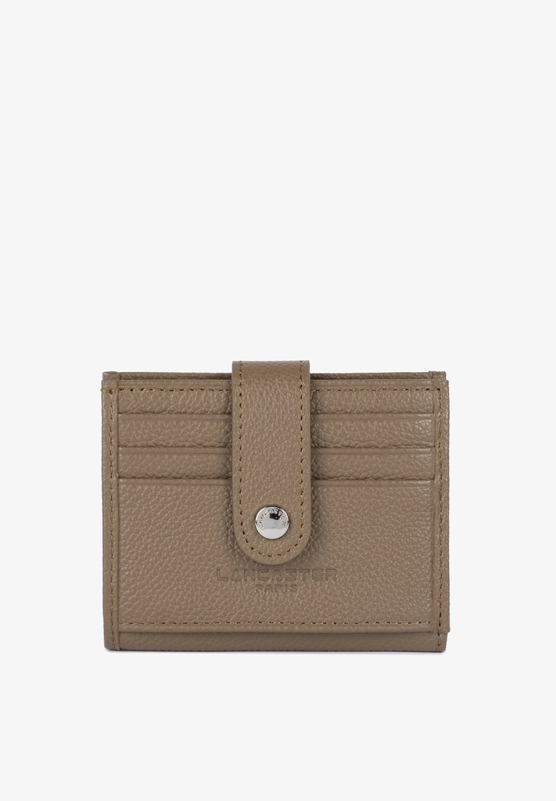 Porte-cartes en cuir brun clair avec quatre fentes pour cartes, finition texturée, fermeture à pression et détail de logo en relief à l'avant.