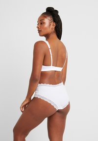 Hanro SOFT CUP - Reggiseno a triangolo - white