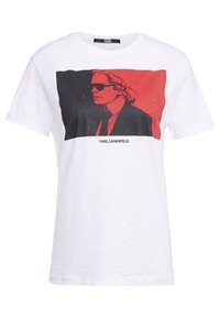Bílá tričko s černou a červenou grafikou muže v brýlích a s kravatou, pod obrázkem nápis "KARL LAGERFELD".