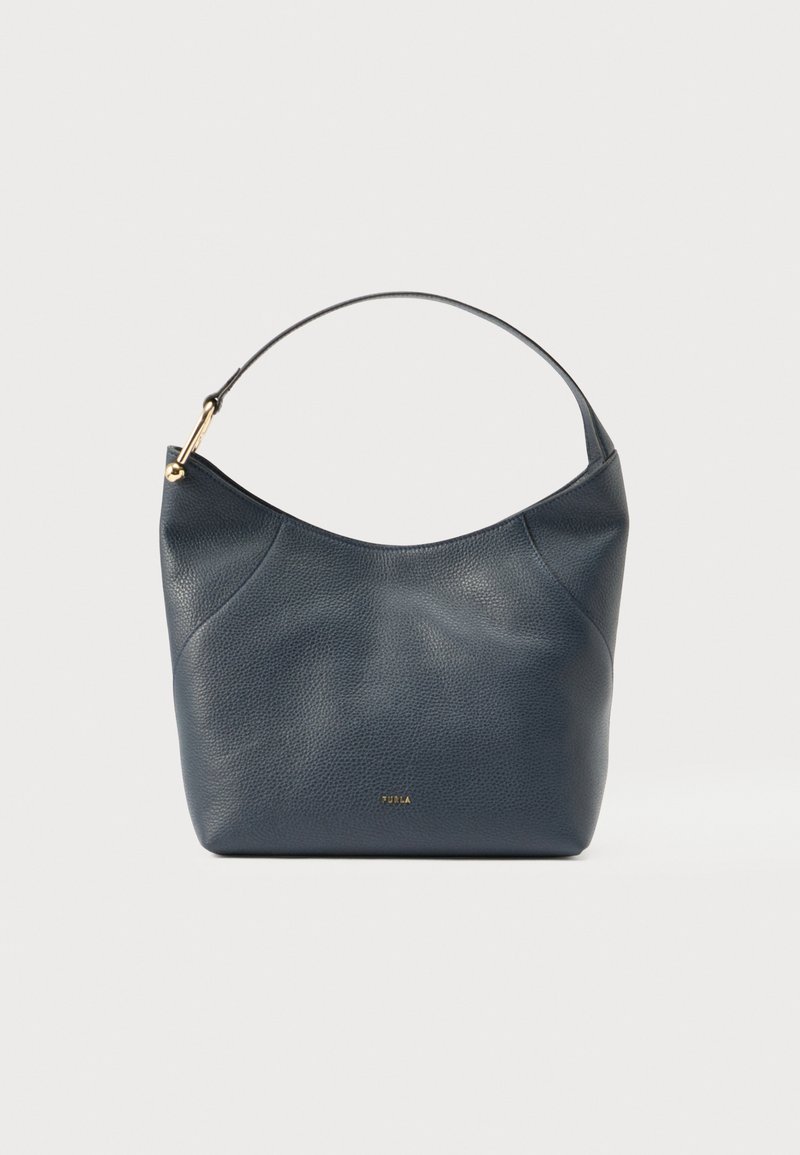 Tengerészkék bőrtáska ívelt sziluettel, texturált felülettel és egyetlen pánttal. Az alján arany logó díszítés található.