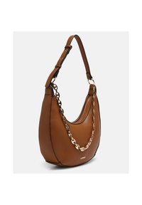 Sac à main en cuir brun en forme de croissant avec une bandoulière ajustable et un détail décoratif en chaîne dorée, doté d'une fermeture à glissière sur le dessus et d'une finition texturée.