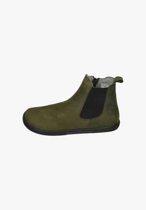 Grüner Wildleder-Stiefelette mit schwarzen elastischen Seitenpaneelen und einer strukturierten schwarzen Sohle. Einfaches Design, keine sichtbaren Beschläge oder Verzierungen.