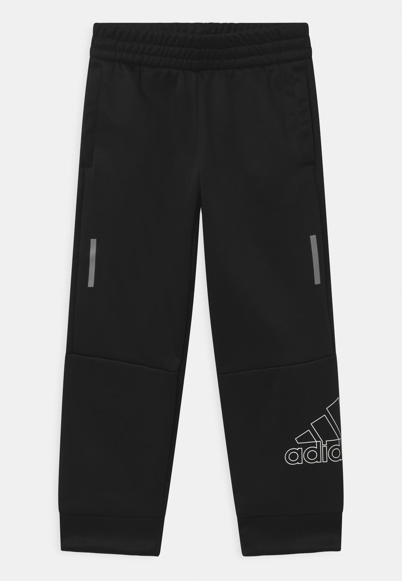 Mustat urheiluhousut, jotka on valmistettu sileästä kankaasta, jossa on elastinen vyötärö, kaksi sivutaskua ja valkoinen Adidas-logo vasemmassa alareunassa.