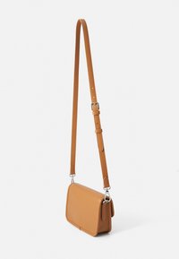 Brun läder crossbody-väska med rektangulär form, justerbar rem och silverfärgad hårdvara. Strukturerad yta med en jämn finish.