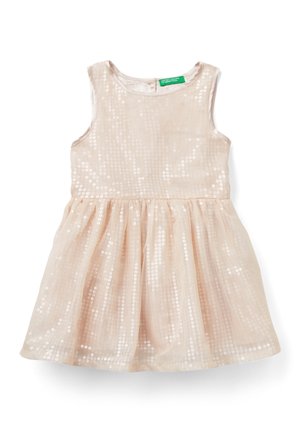 Vestido para niña pequeño sin mangas en rosa pálido con lentejuelas, escote redondo, falda fruncida y cierre de botones en la espalda.