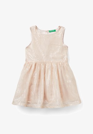 Ærmeløs lyserød kjole til småbørn med pailletter, rund halsudskæring, rynket nederdel og knaplukning bagpå.