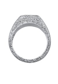 Bague en argent avec une surface texturée et un design angulaire. Le bandeau est large et présente une finition rugueuse et artisanale.