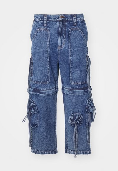 Pantaloni cargo din denim albastru, cu multiple buzunare, accente cu șiră de strângere și o croială lejeră. Prezintă o textură ușor decolorată și închidere cu nasture.