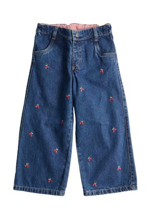 Blå vidbenede denimbukser med broderede røde kirsebærklaser spredt over stoffet og en knaplukning i taljen.