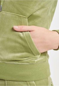 Juicy Couture ROBERTSON CLASSIC - Mikina na zip - mosstone