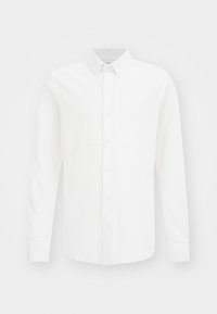 Vit långärmad skjorta med knappar och krage med nedknäppta knappar samt en slät framsida mot en vit bakgrund.